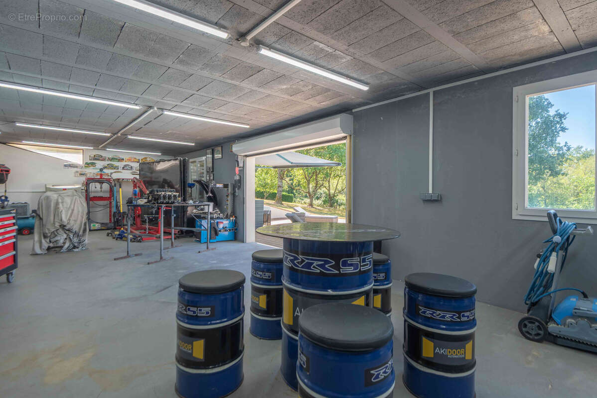 Maison moderne de 175m2 - 6400m2 de parc - garage de 228m2 - photo 18