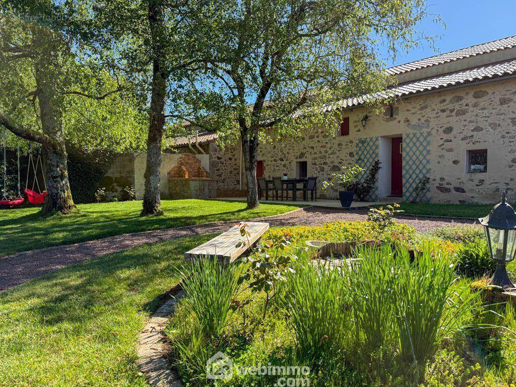 A 6 minutes de POUZAUGES, cette maison de village de 156 m² vous propose : - Maison à POUZAUGES