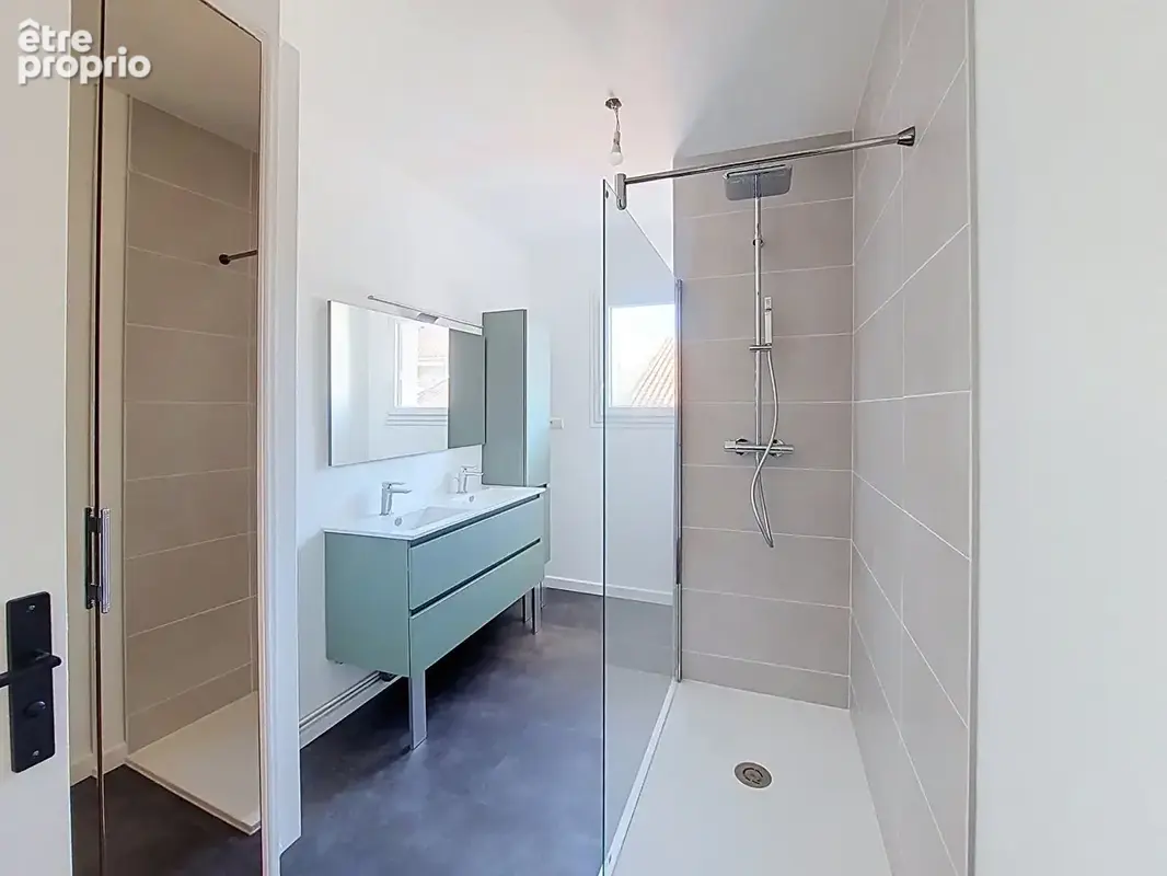 Appartement F3 entièrement rénové  de 100m³ avec terrase , ascenseur et garage - photo 5