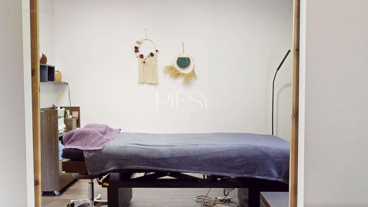 Commerce à ETREMBIERES