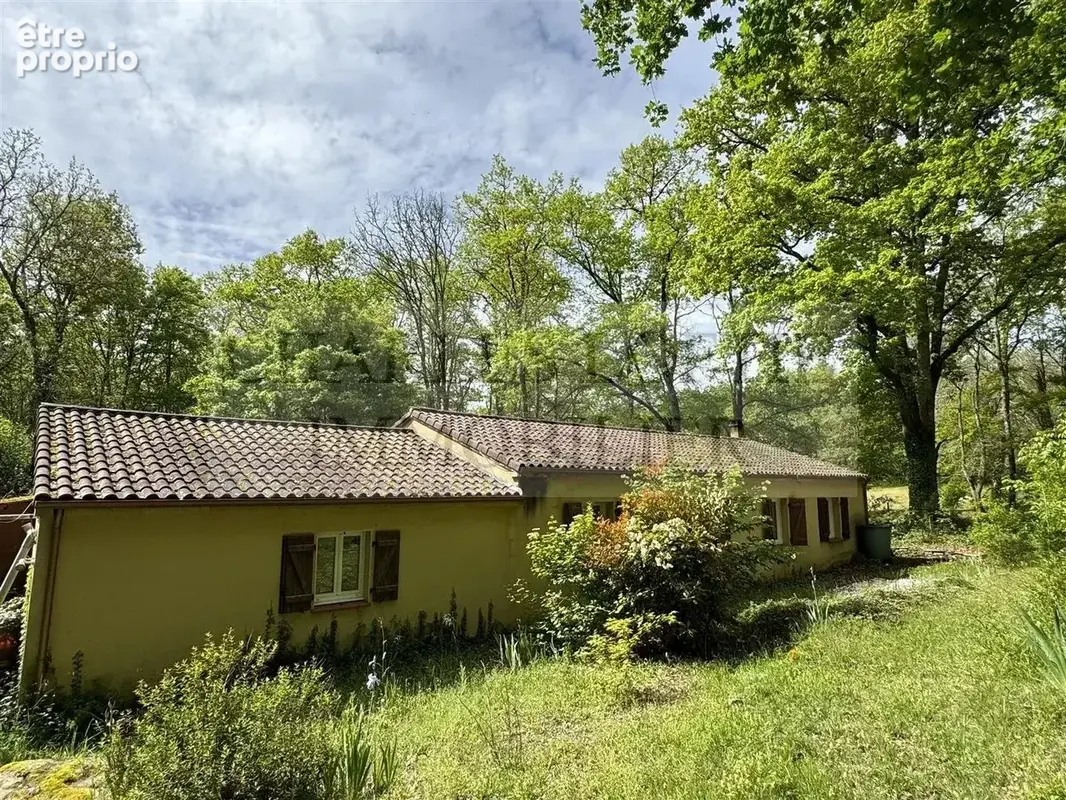 Maison de construction traditionnelle avec garage, terrasse couverte et joli jardin arboré de plus de 3500 m² - photo 2