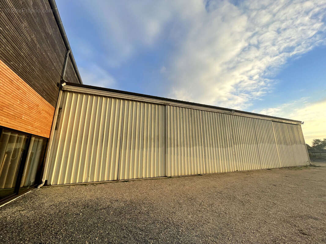 Autre à TREMBLAY-LES-VILLAGES