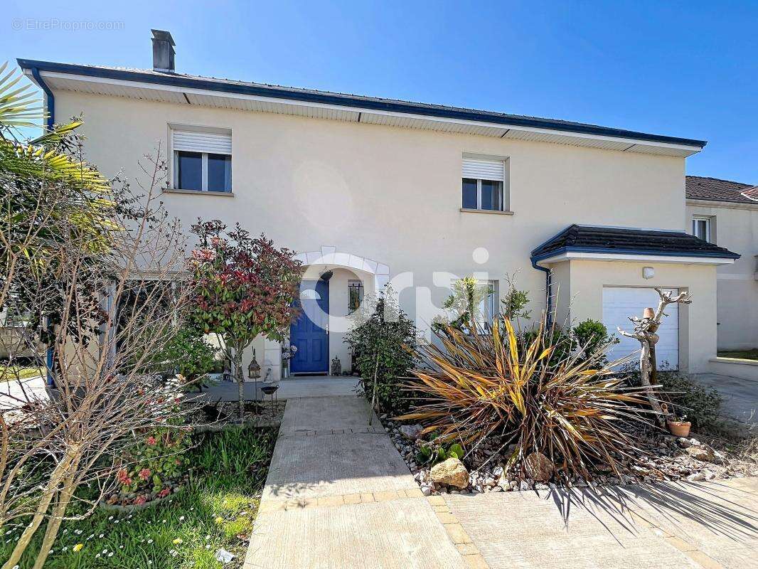 Maison à SAINT-PANTALEON-DE-LARCHE