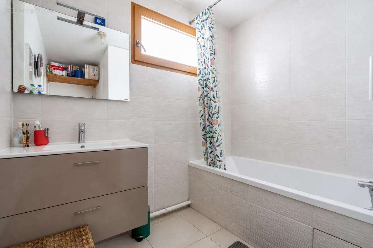 Dernier étage avec terrasse, parking et 3 chambres – T4 familial - photo 8