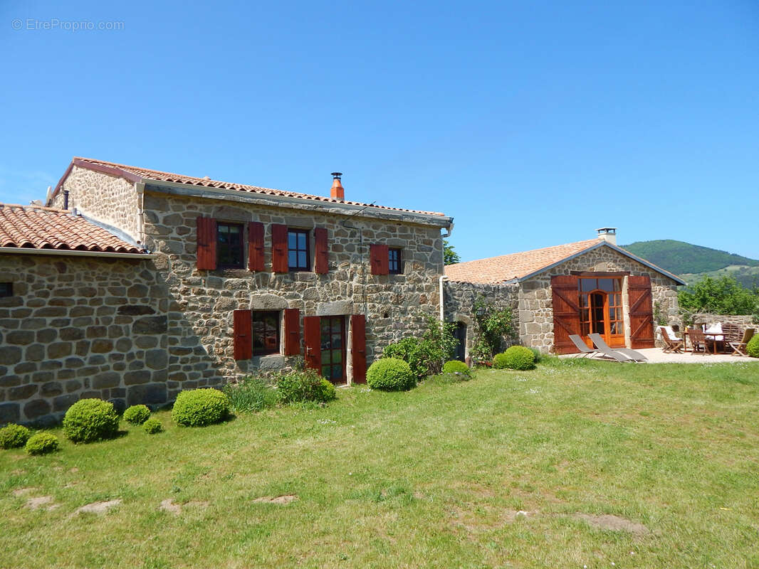 Bâtisse en pierre avec 4.1ha 326 m2 - photo 3