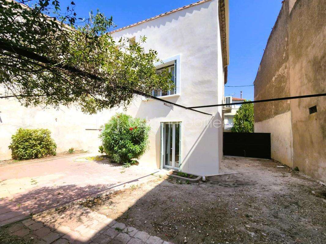 Maison de village T5 de 130 m² – Rénovation intégrale (DPE A) – Extérieur sans vis-à-vis et stationnements privatifs - photo 3