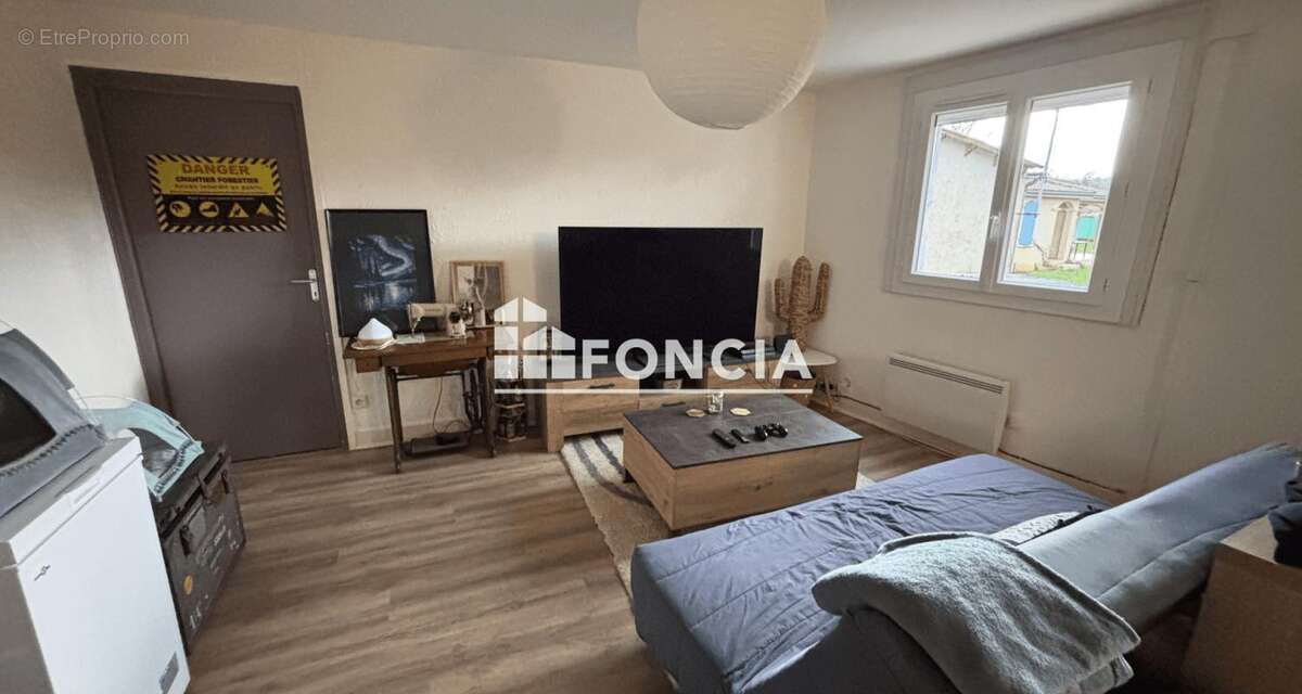 Appartement à JAVERLHAC-ET-LA-CHAPELLE-SAINT-ROBERT