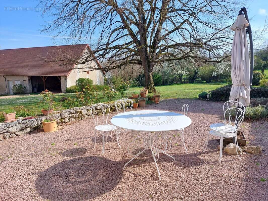 Maison à MONTAIGU-LE-BLIN