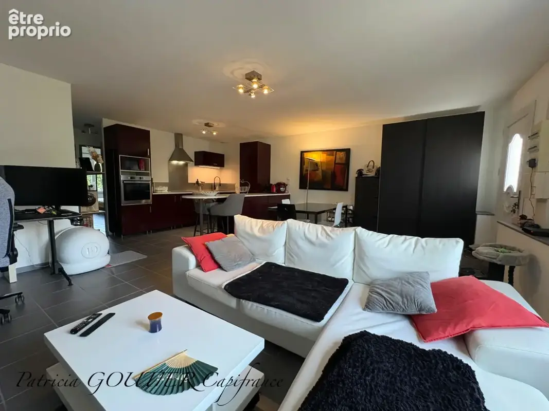 A feurs (42). appartement  t3  relooké  avec  place de parking ,  quartier calme - photo 1