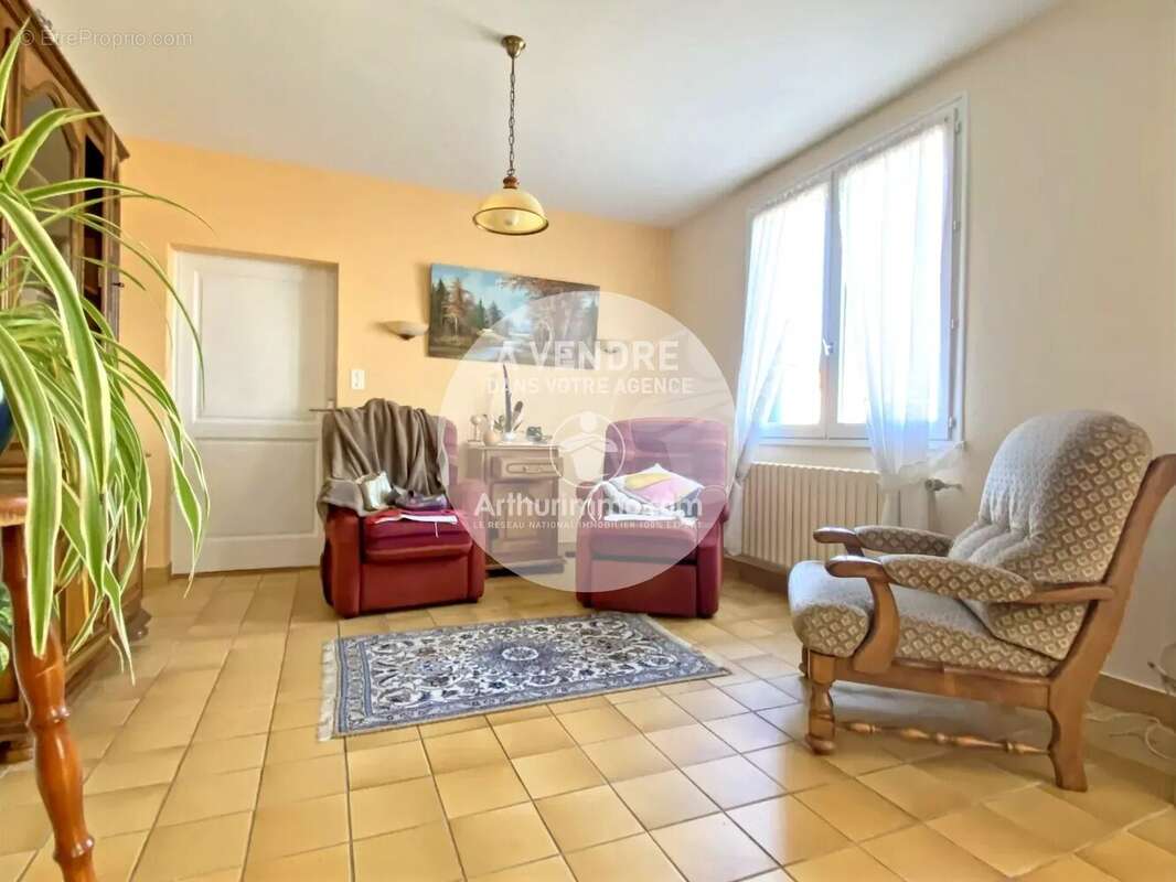 200 m du centre, maison de plain-pied avec dépendances - photo 2