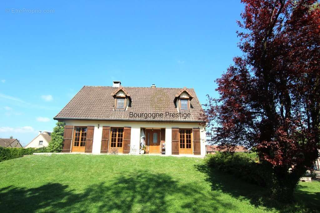Maison familiale de 151 m² sur sous-sol avec piscine et parc clos de 3 051 m² - photo 3