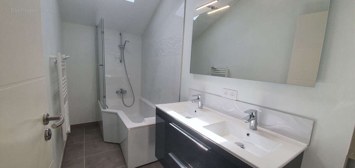 Maison à SAINT-LAURENT-DE-LA-PREE