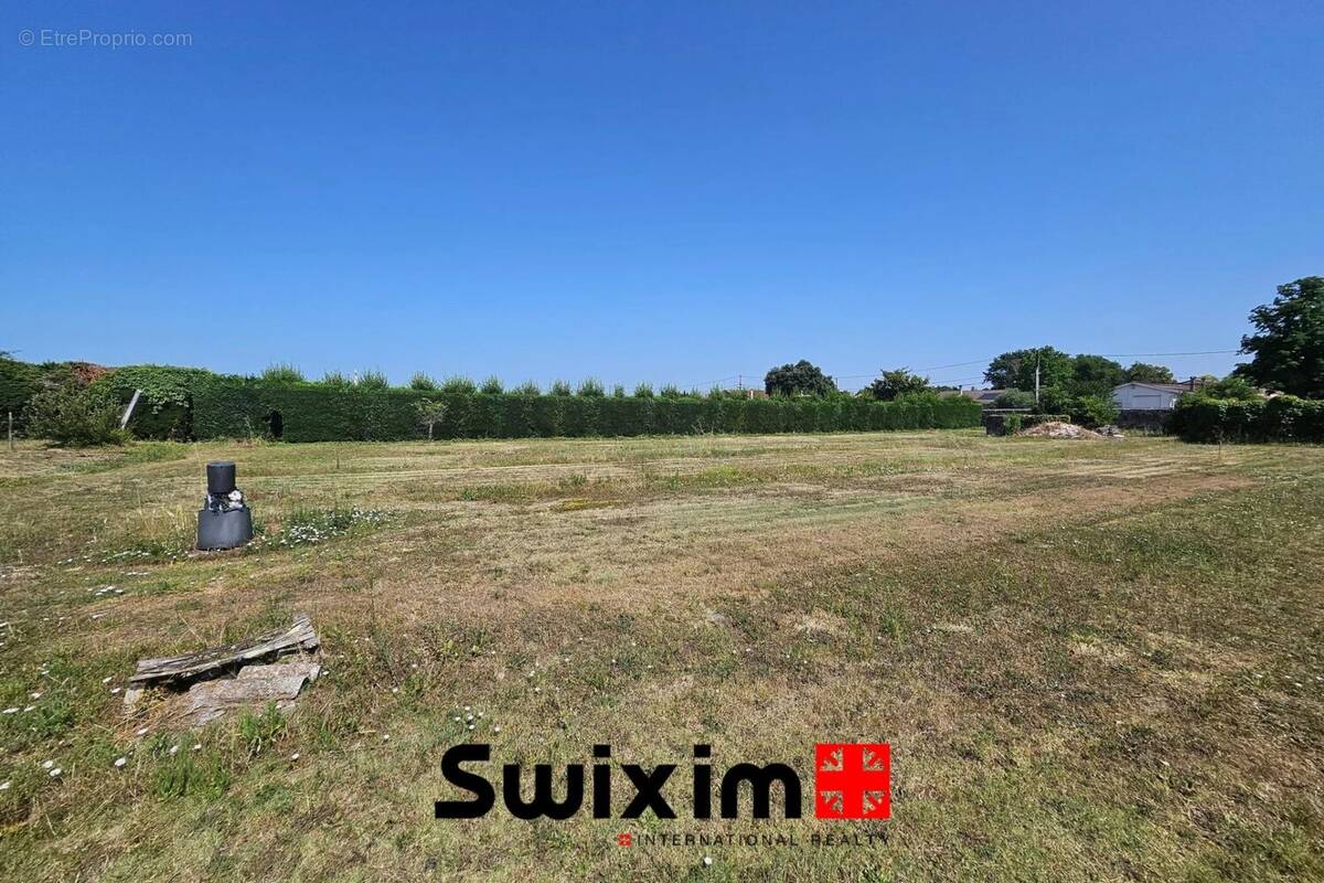 Terrain à SAINT-SEURIN-DE-CADOURNE