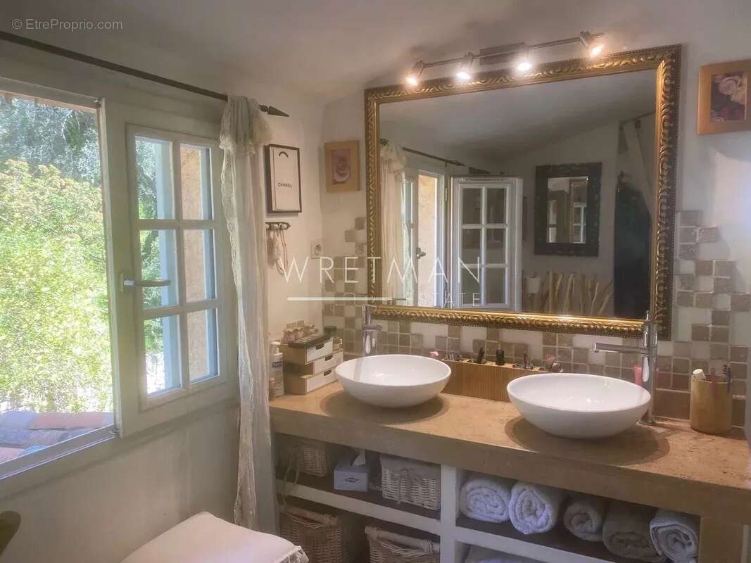 Maison à CHATEAUNEUF-GRASSE