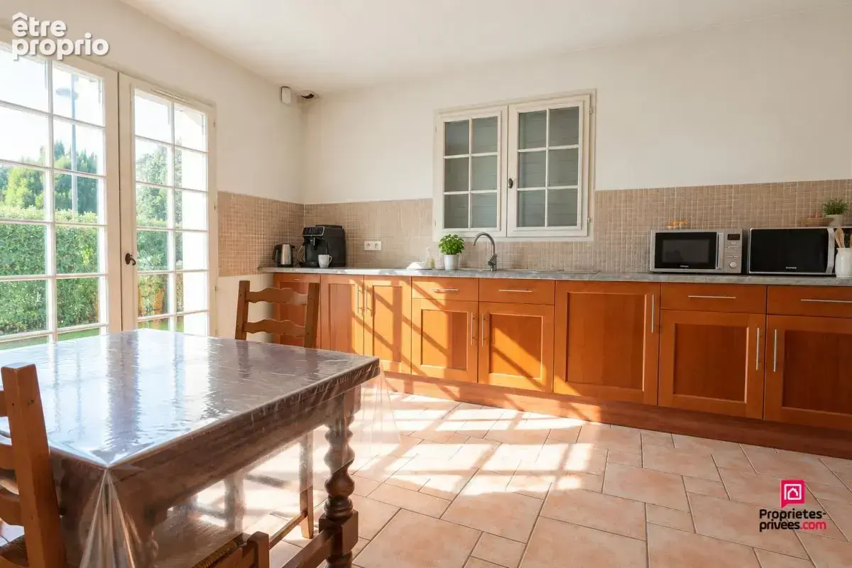 SOLAIZE - Maison de caractère avec sous-sol et terrain piscinable - photo 4