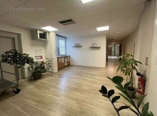 Commerce 212 m² à Nimes  - photo 2