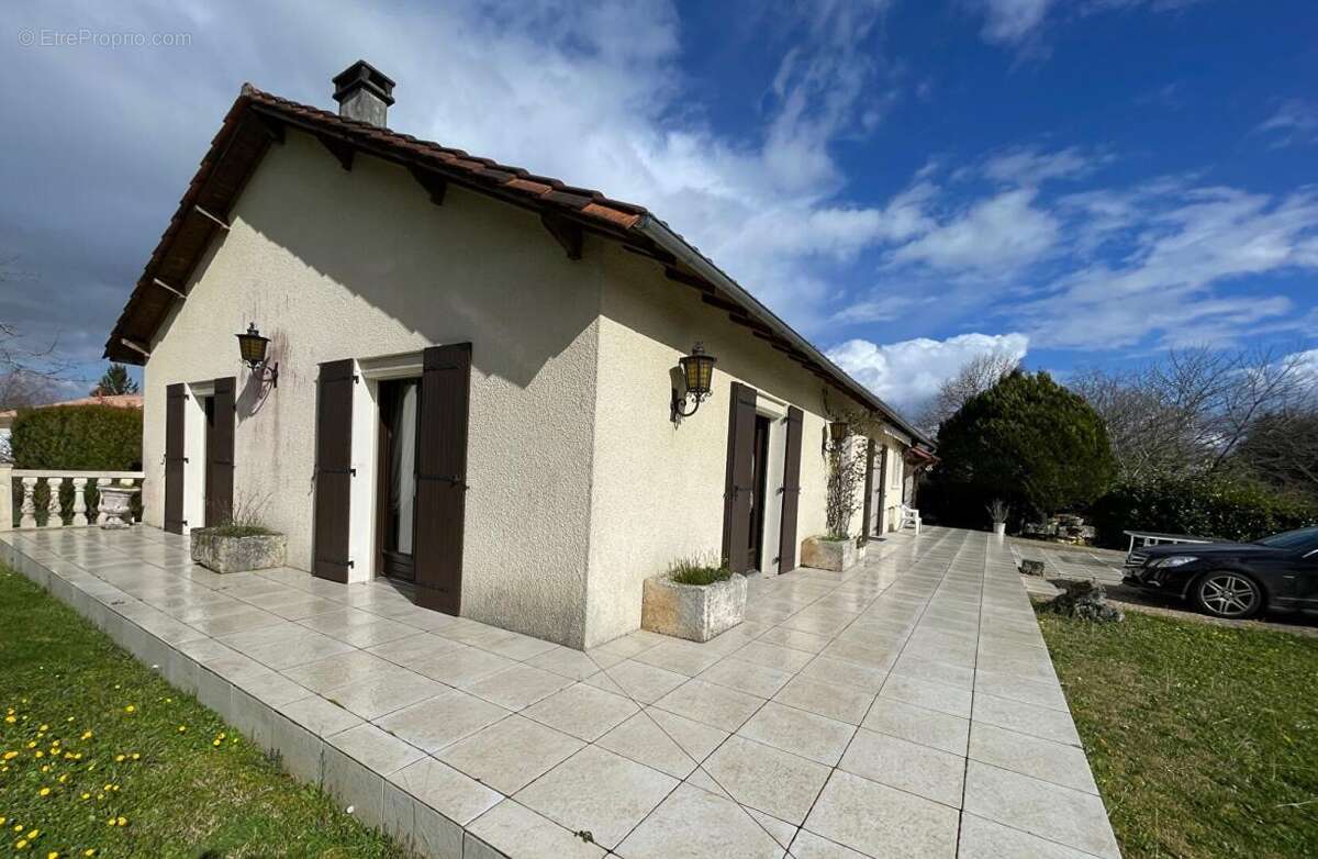 Maison à LA TOUR-BLANCHE
