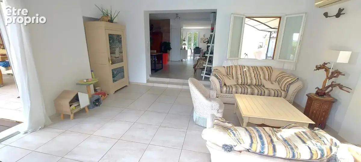 Villa T4/5 de plain-pied avec piscine, ainsi qu'un appartement T2 indépendant et des dépendances. - photo 7