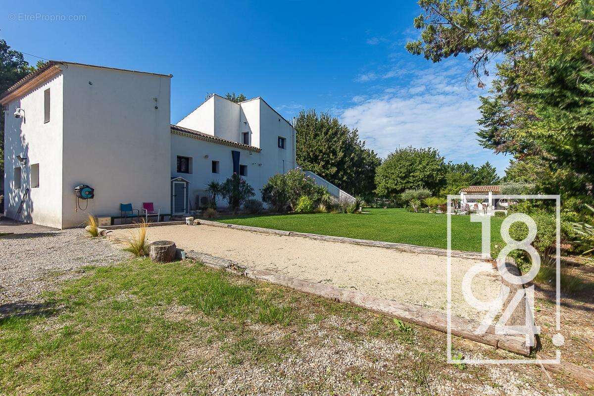 Maison 6/7 pièces de 215m2, terrain paysagé 3350m2, piscine, pool house, City stade, terrain de boule et 15 places de parking - photo 15