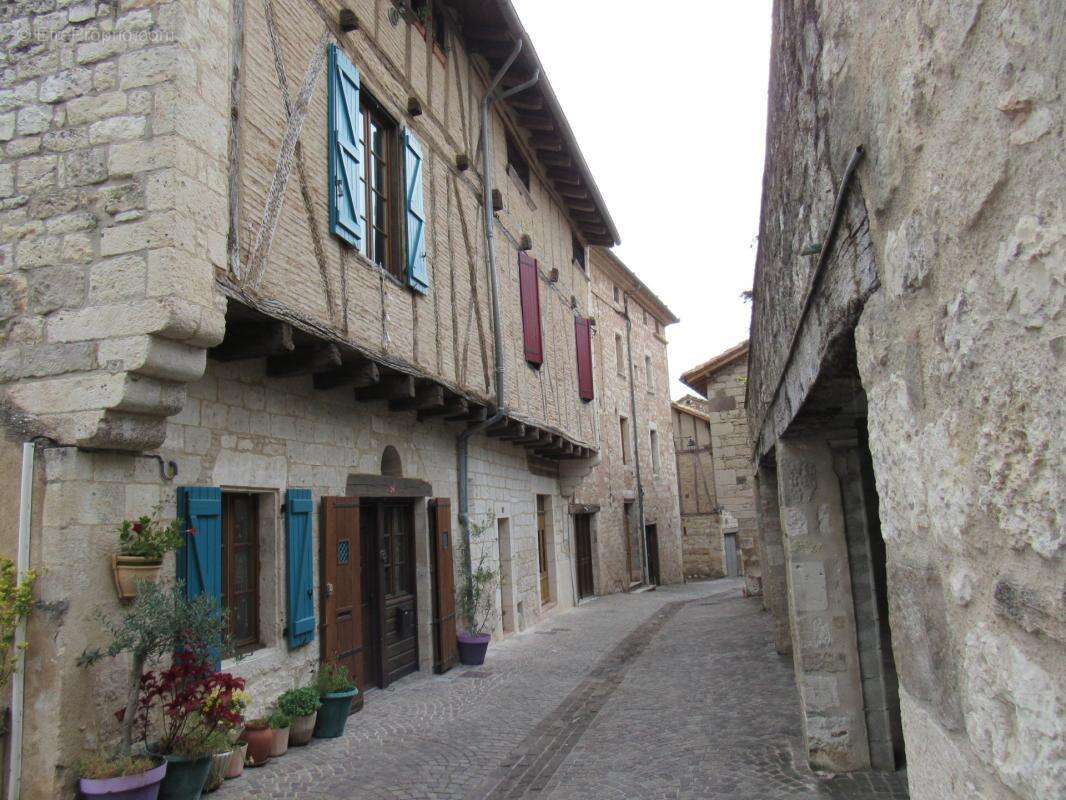 Grande maison medievale  de village entierement renovee dpe en b avec une petite maison qui sert de garage   290000€ - photo 46