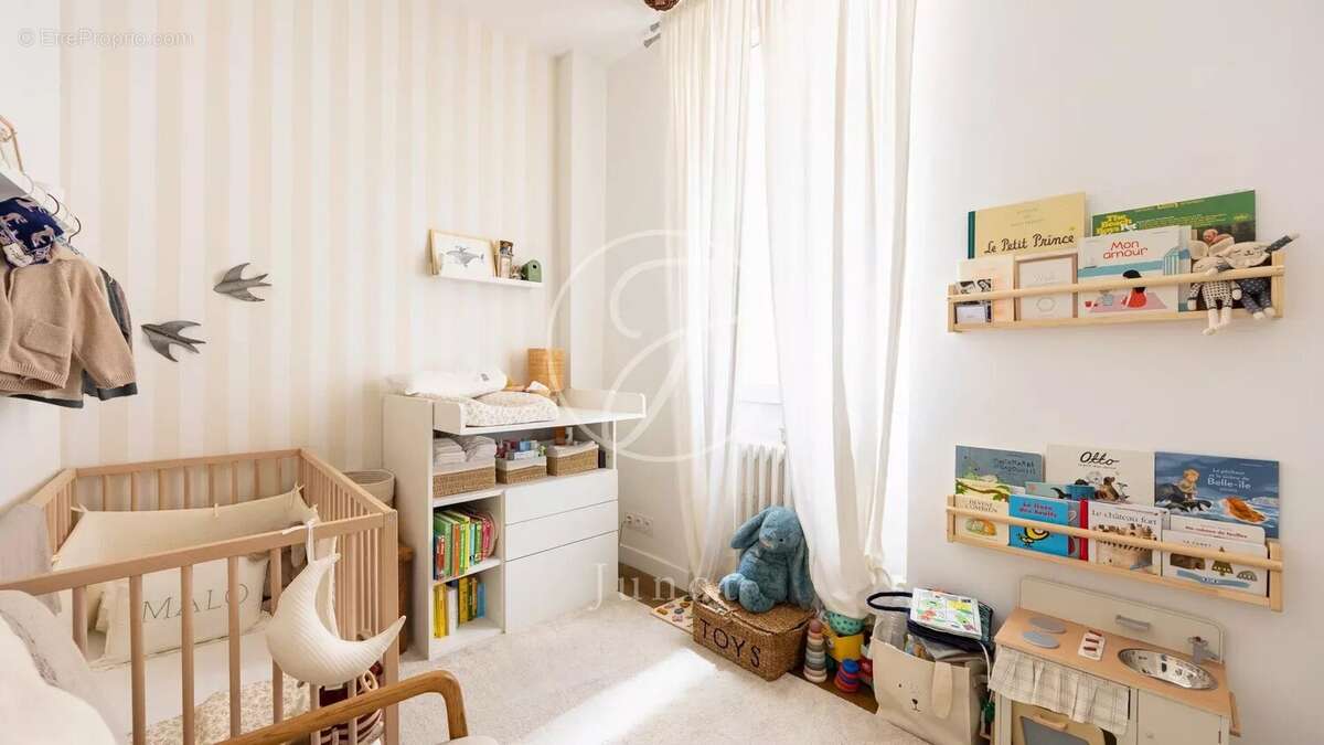 Appartement à PARIS-16E