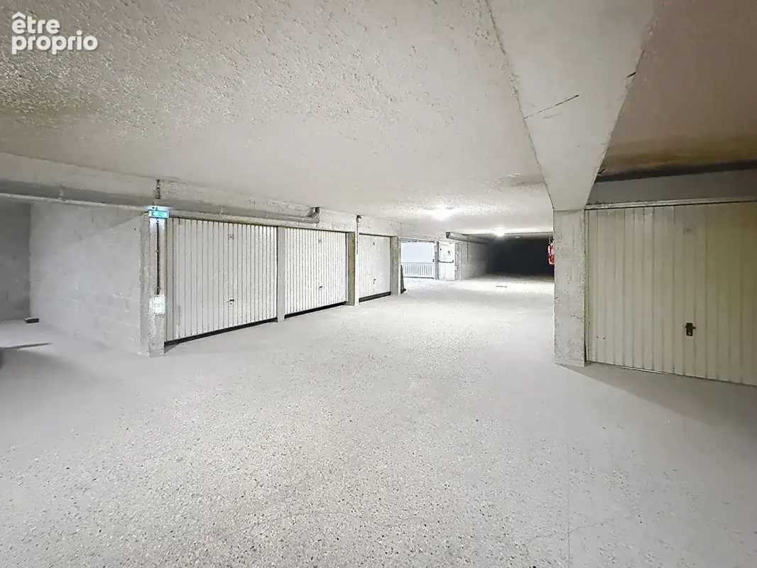 Parking à SAINT-MAUR-DES-FOSSES