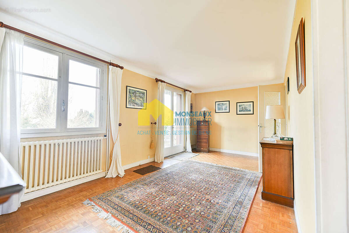 Maison à SAINTE-GENEVIEVE-DES-BOIS