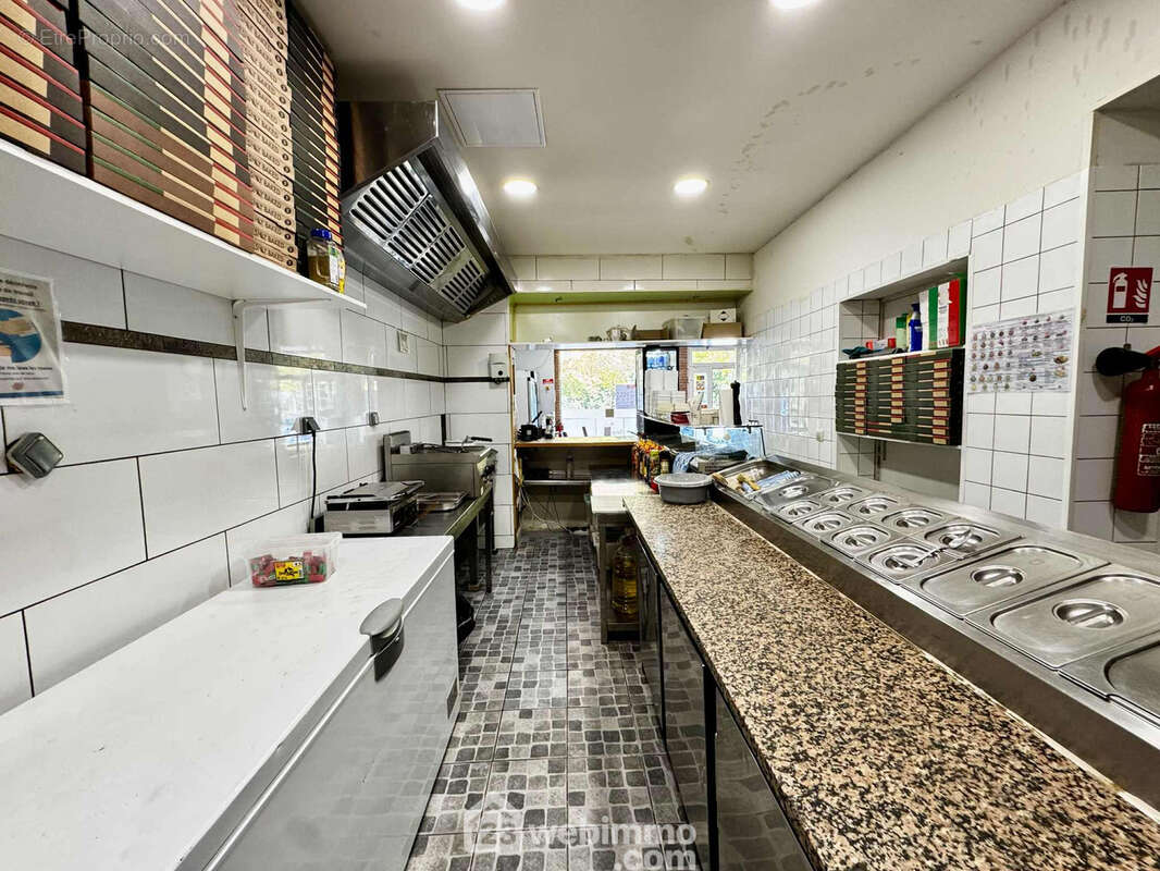 Un espace entièrement équipé : hotte, plaques, friteuse, grill, congélateur, réfrigérateur, bac fraîcheur et four à pizza - Commerce à SAINT-QUENTIN