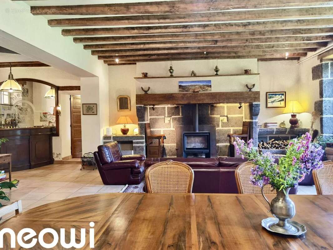 Maison à VIC-SUR-CERE