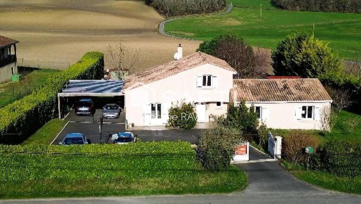 Photo 1 - Maison à MAGNAC-LAVALETTE-VILLARS