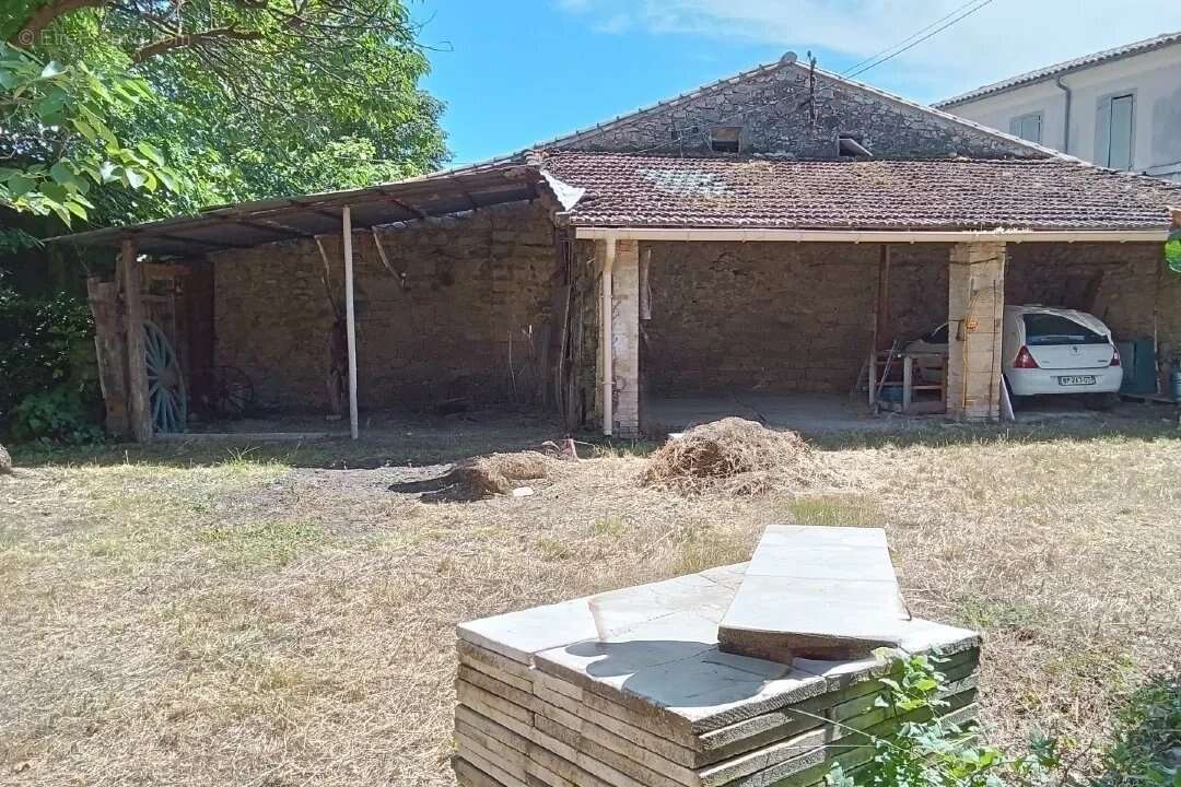 Entrepot avec garage et remises ! - photo 3