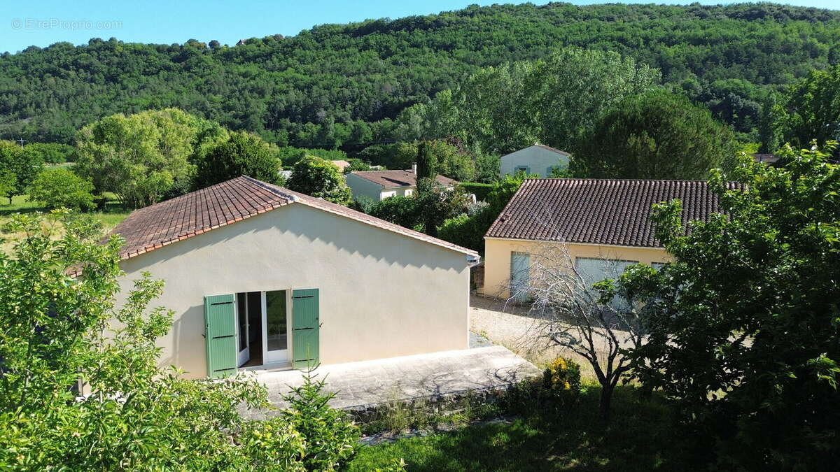 Maison de plain-pied avec 4 chambres, garages et dépendance camping-car - photo 3
