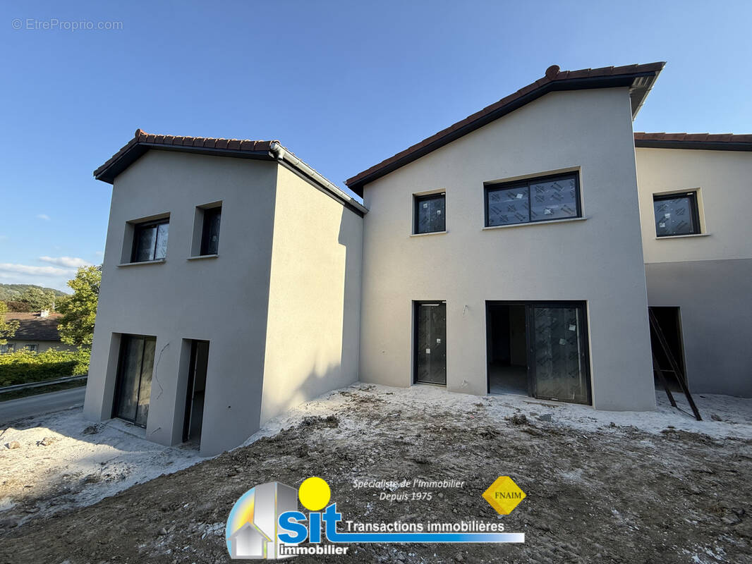 Maison à EYZIN-PINET