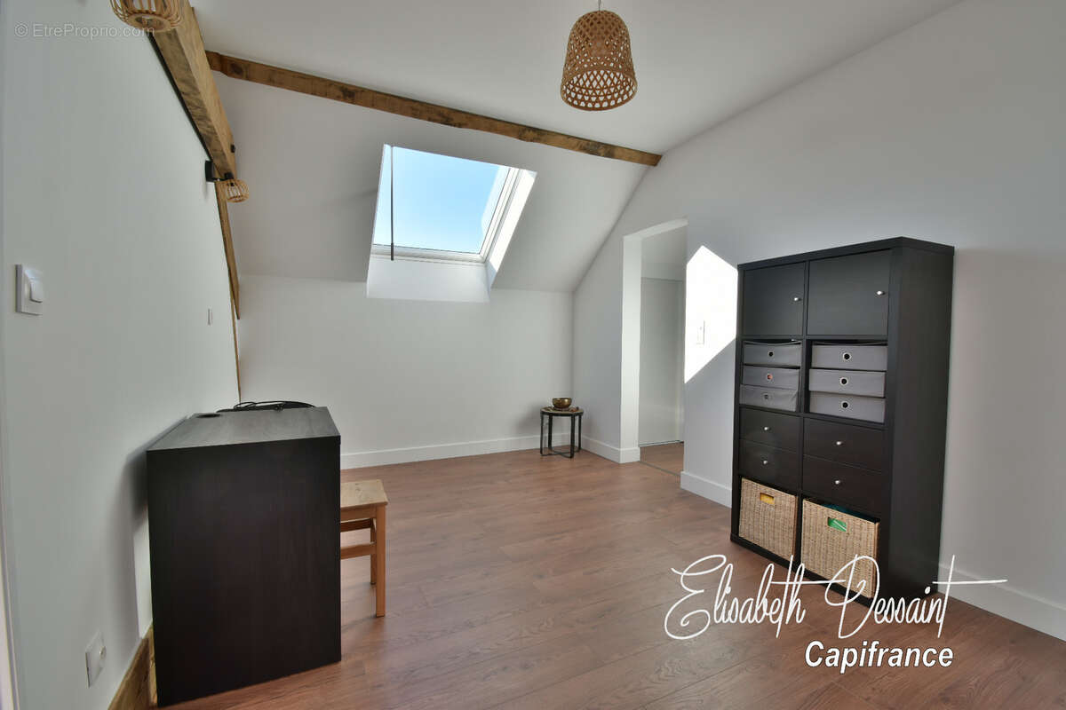 Maison rénovée d'environ 196 m² habitables, offrant une habitation principale, un appartement indépendant et un espace polyvalen - photo 13