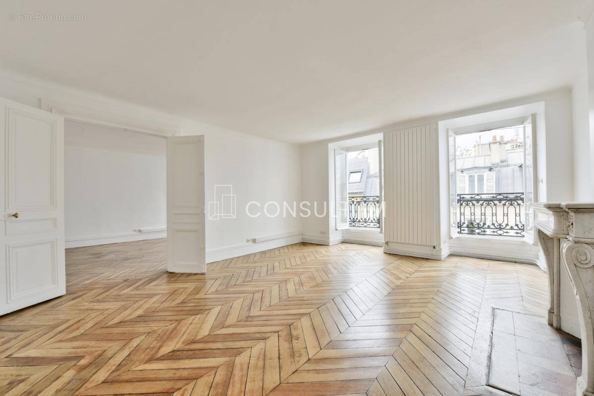 Commerce à PARIS-8E