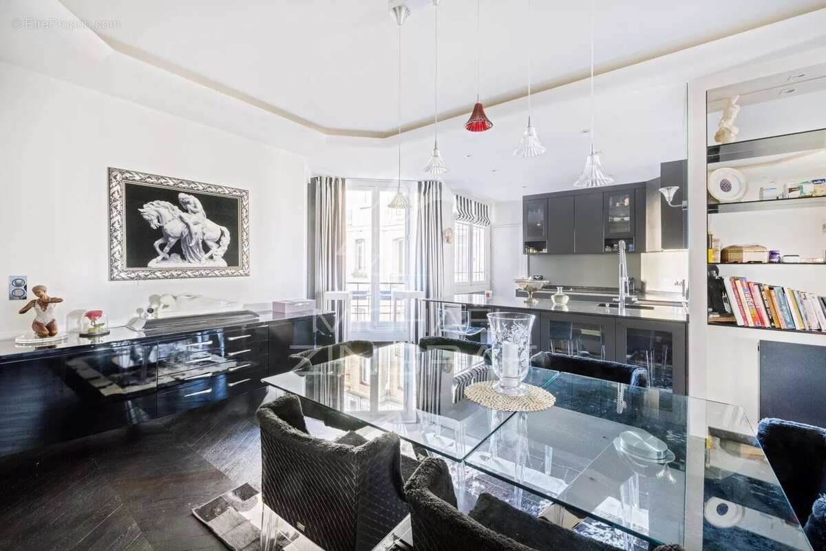 Appartement à PARIS-16E