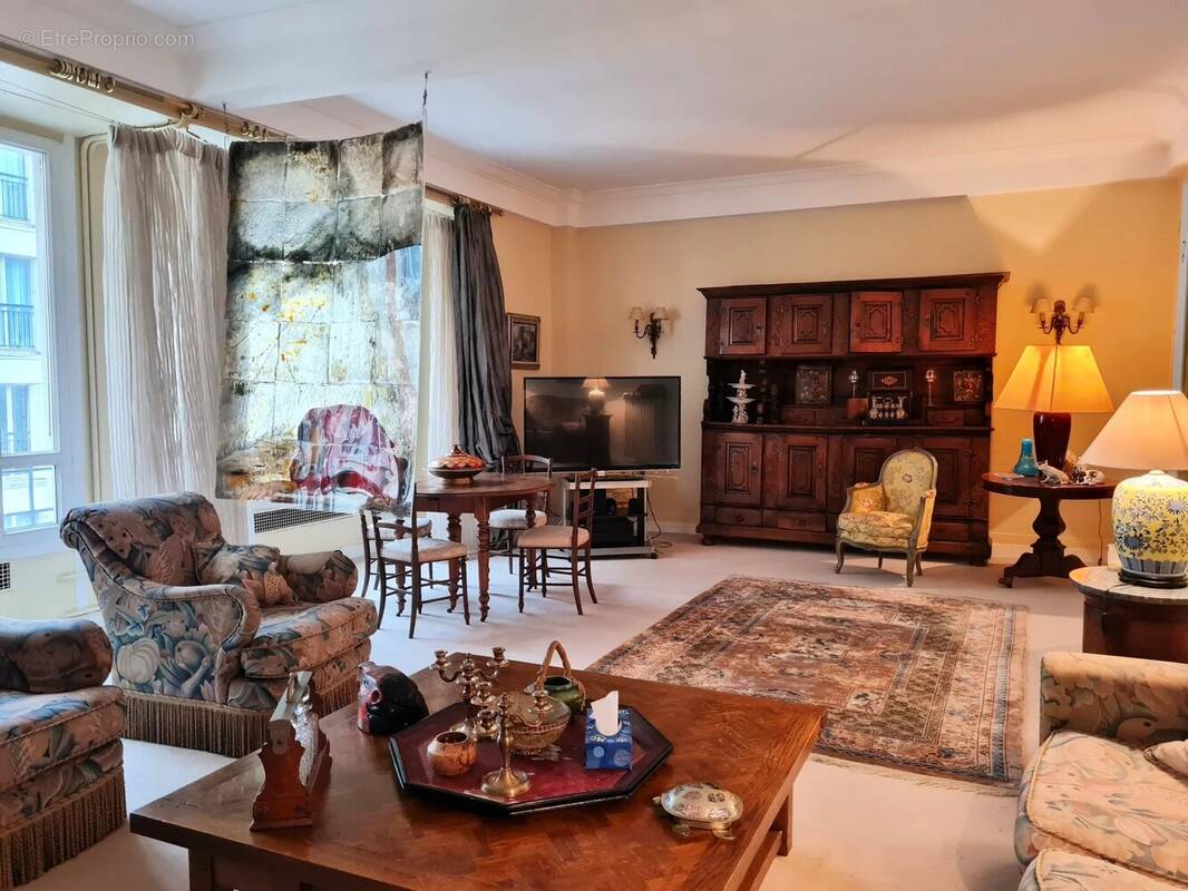 Appartement à NEUILLY-SUR-SEINE