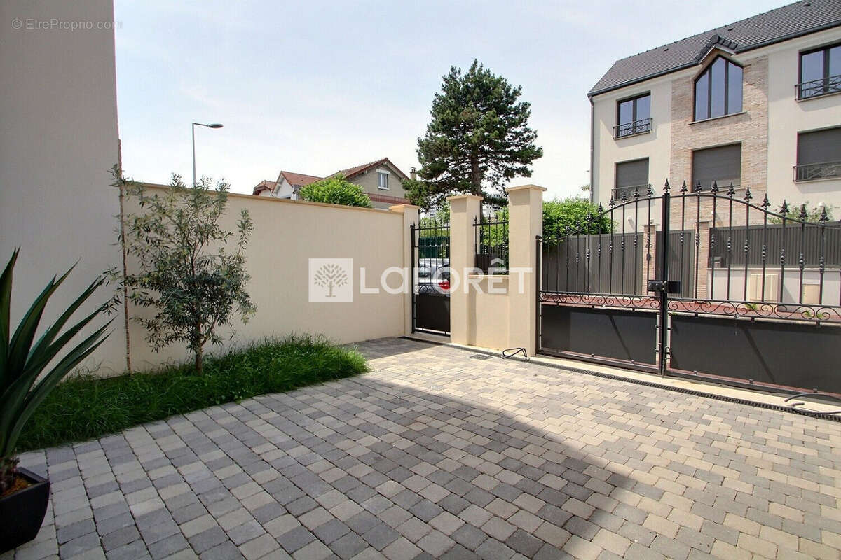 Maison 2025 - grand sejour - cinq chambres - joli jardin - garage et parking - photo 2