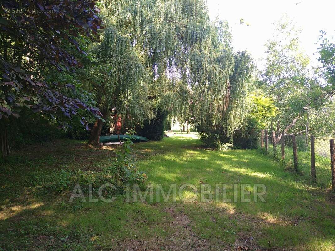 Terrain à SAINT-LEONARD-DES-BOIS