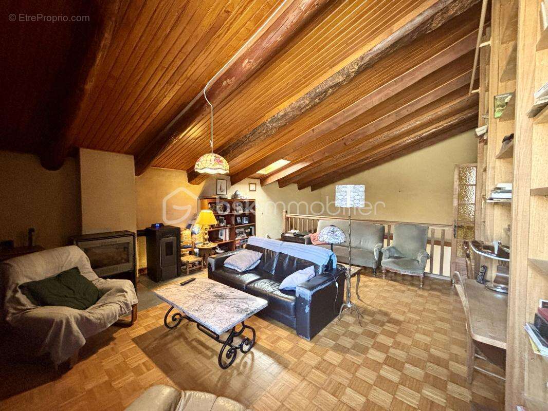 Maison de village de caractère – 210 m², fort potentiel, garage et dépendances - photo 7
