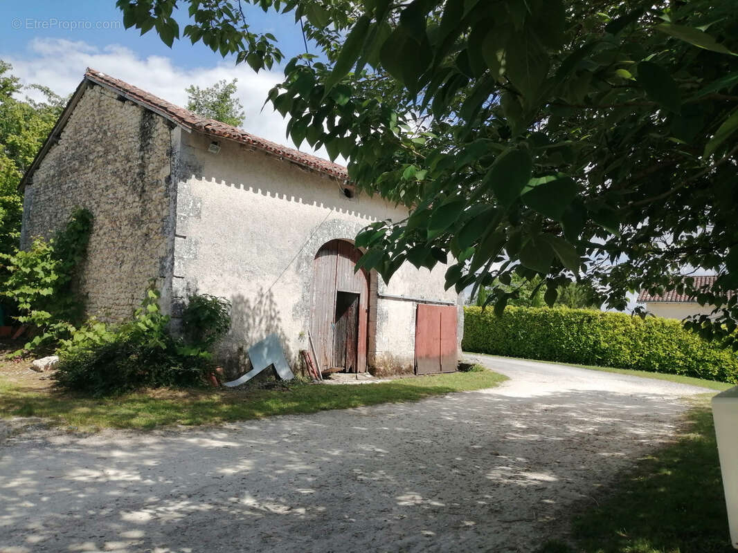 Maison à LUSIGNAC