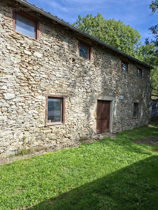 Coup de cœur assuré pour cette propriété de caractère avec grange, écurie et terrain attenant, située dans un - photo 14