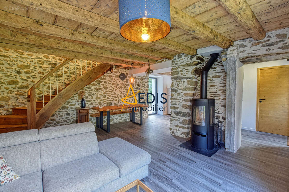 Salon maison - Maison à LA COMBE-DE-LANCEY