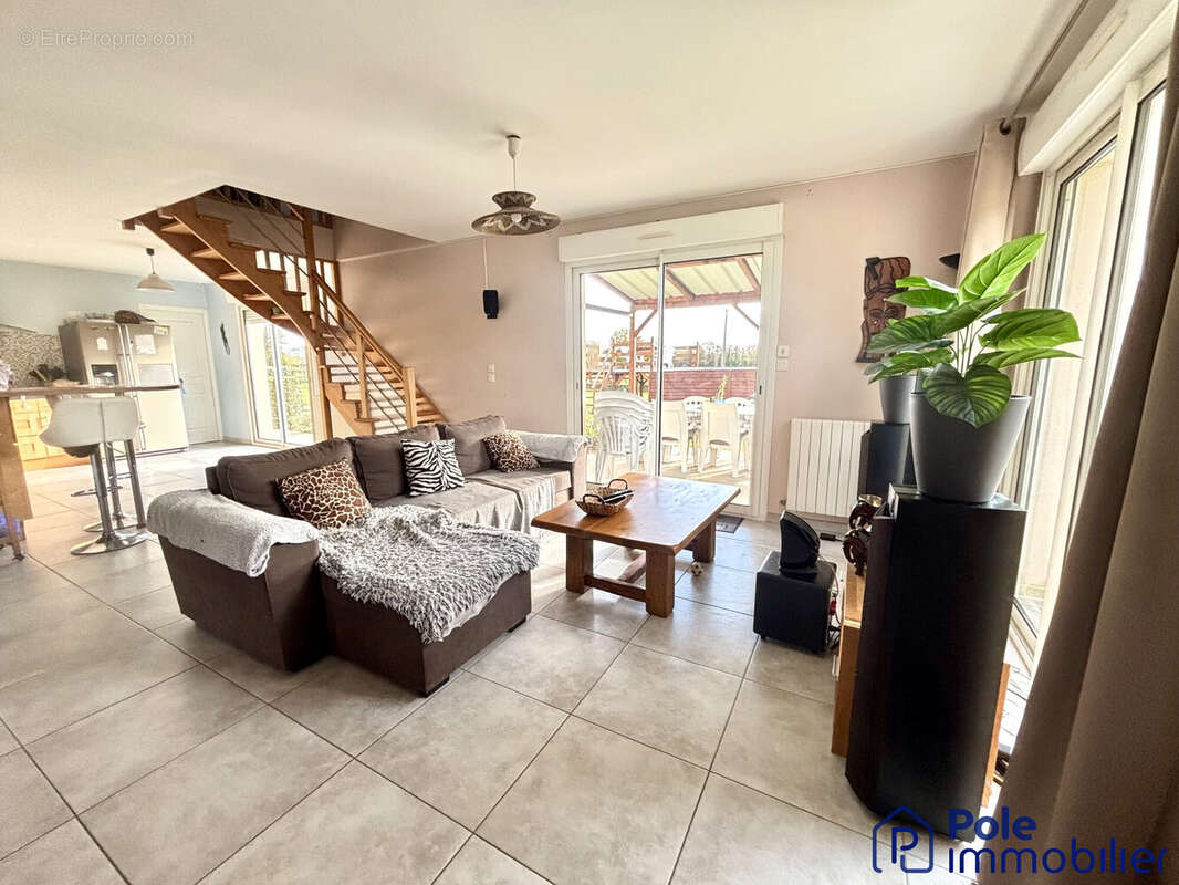 CLEVILLE- PIECE DE VIE AVEC POELE  - Maison à ARGENCES