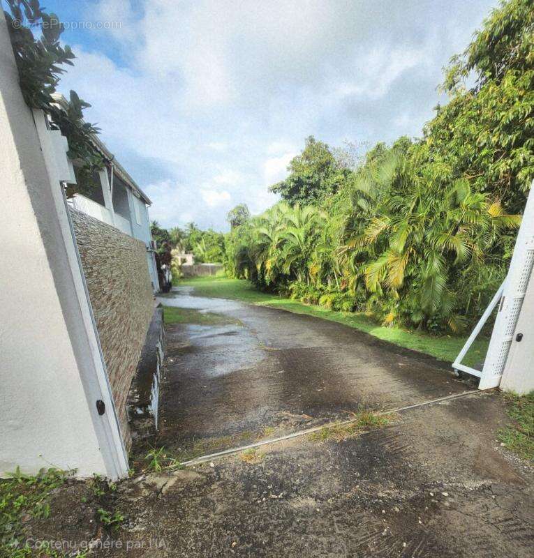 Maison quasi autonome ideale famille + appartement sur St François 779000 euros - photo 7