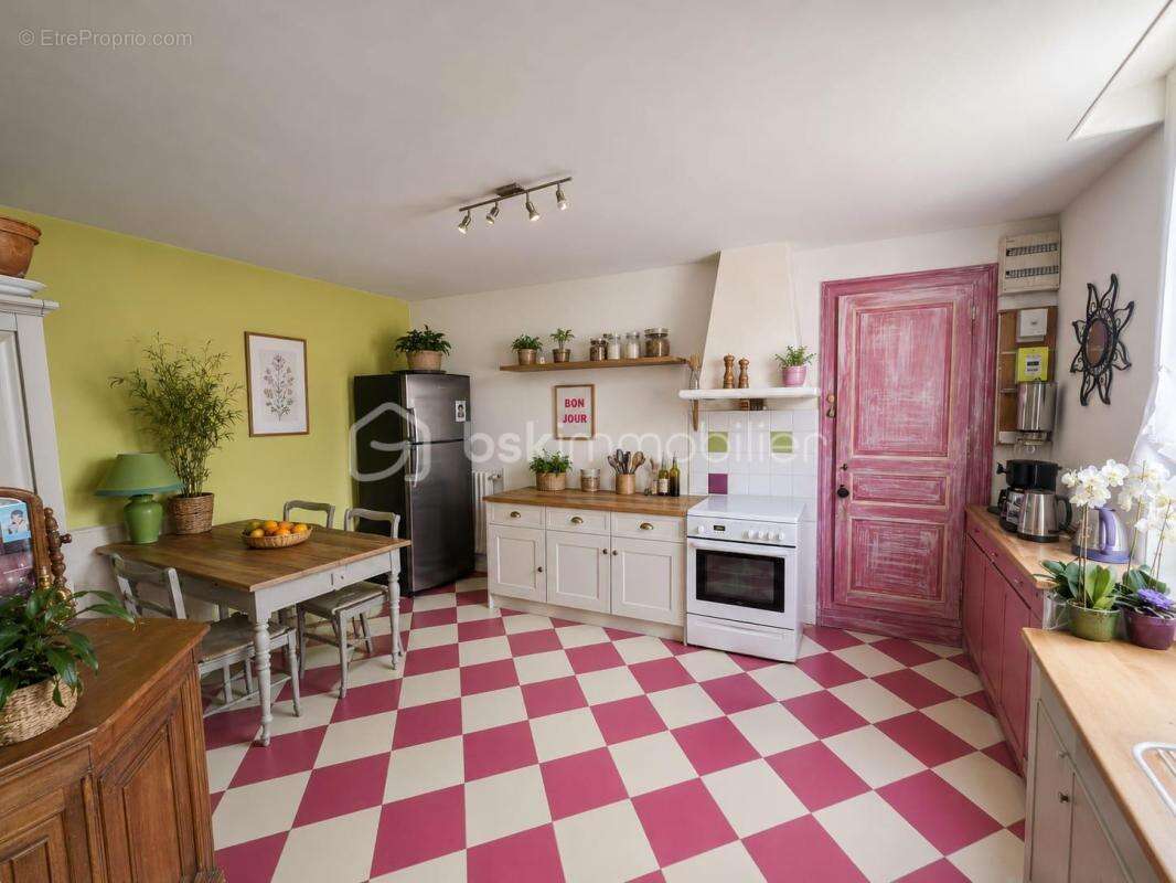 Maison à MONTSURS