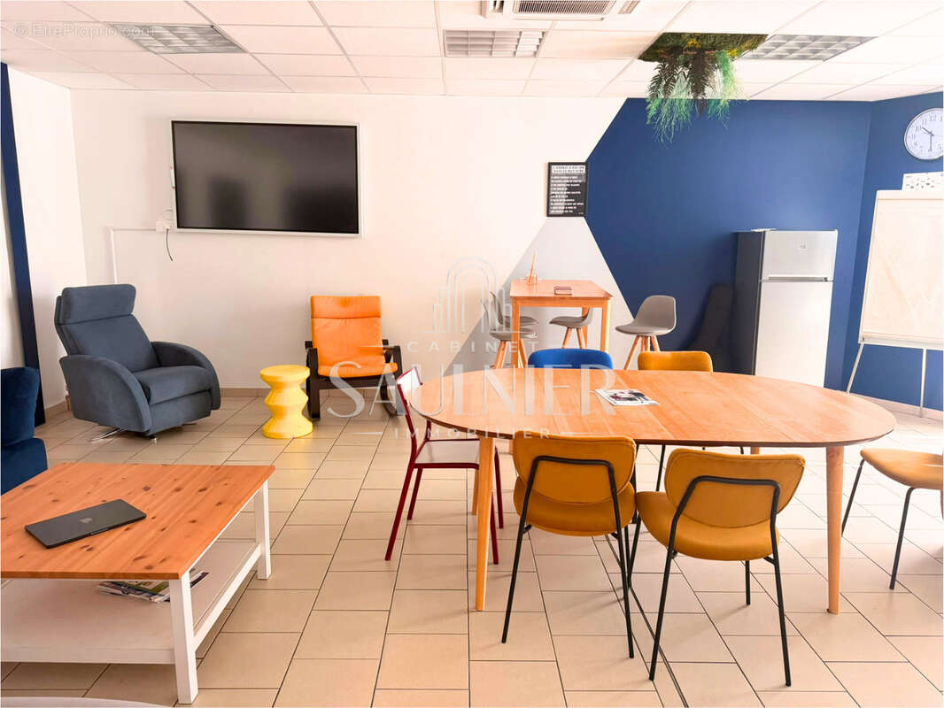 En sortie de Montrichard, A vendre locaux commerciaux et industriels. - photo 4