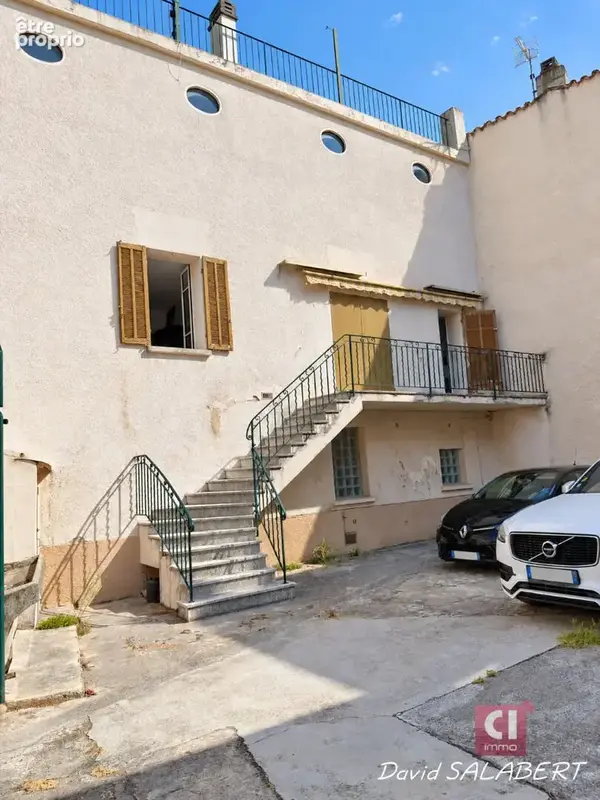 À vendre ? brignoles centre ? immeuble mixte d'environ 325 m² avec local loué, appartement, grenier, cour et terrasse - photo 1