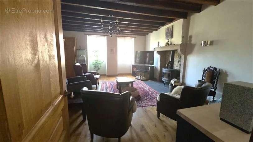 Maison à LUSSAC-LES-EGLISES