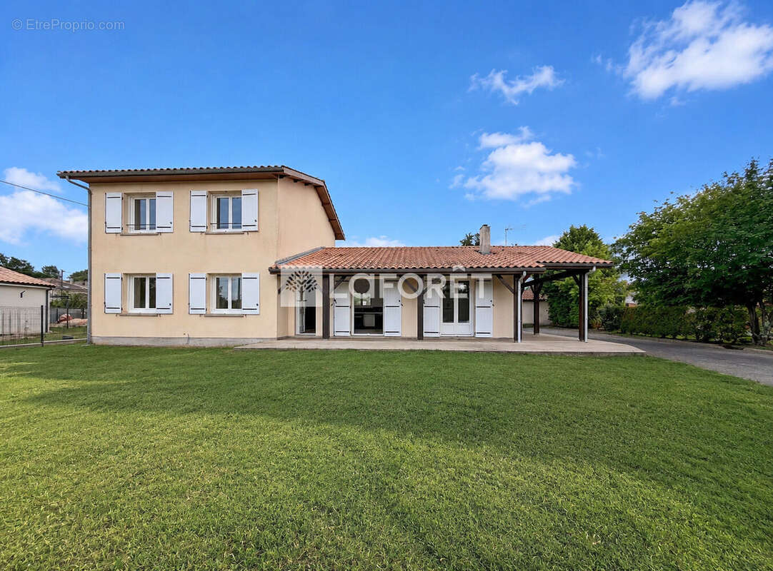 Maison à COUTRAS